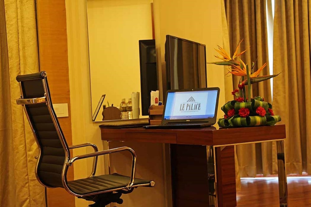 Hotel Chennai Le Palace 68/72
