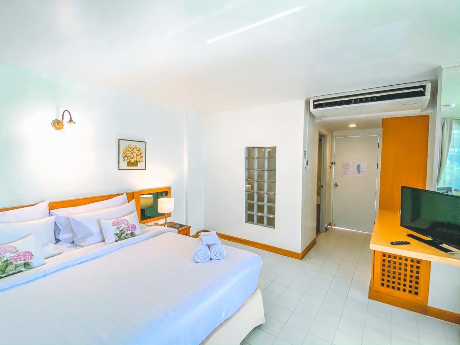 Suite, Sea Front