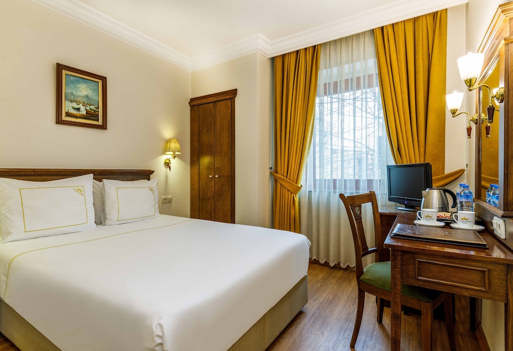 Golden Crown Hotel 16/66