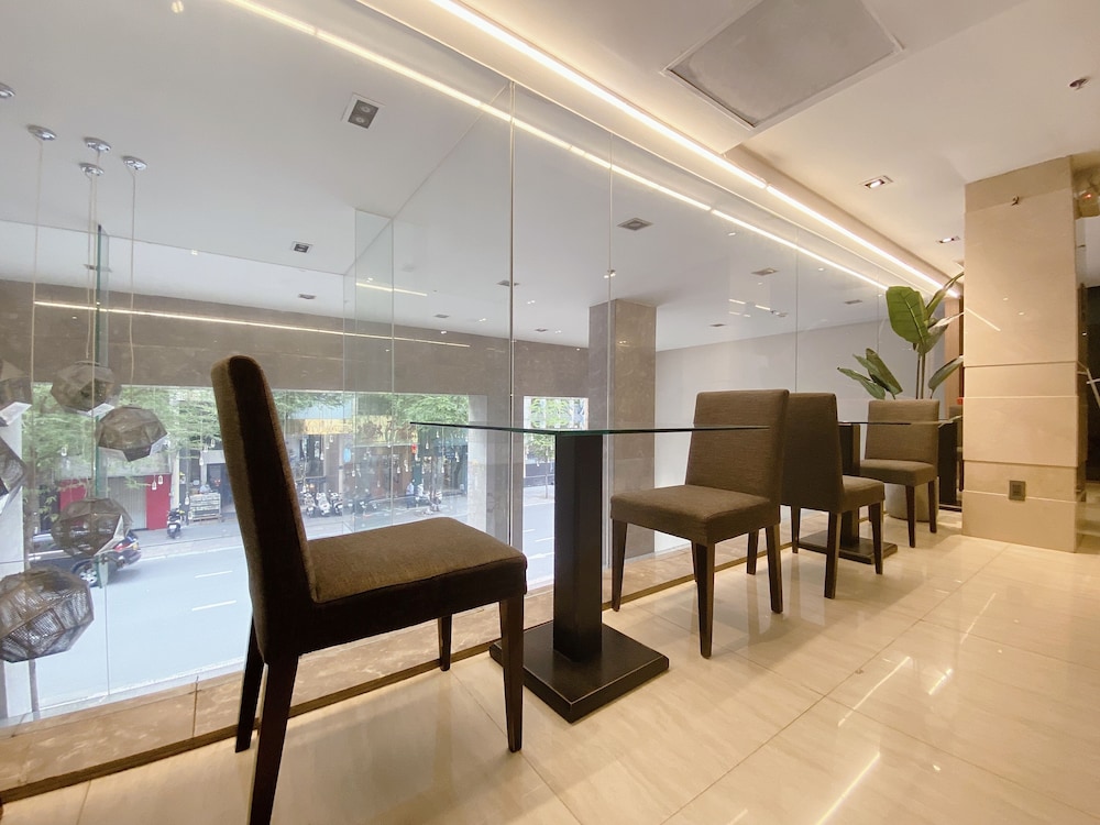 The Luxe Hotel 40/50
