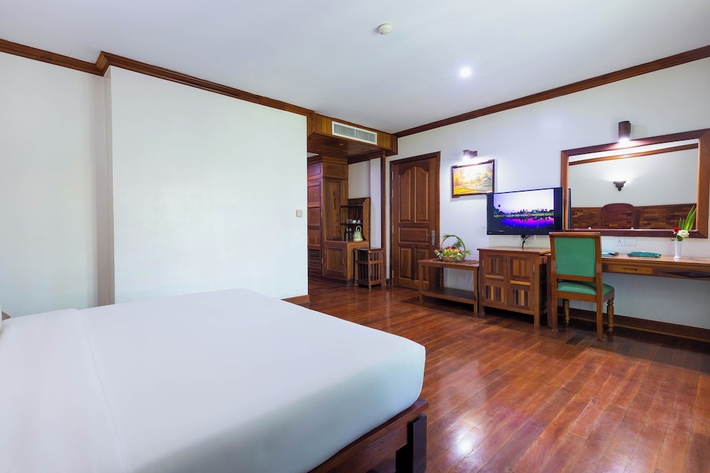 DELUXE, DOUBLE BED, CITY VIEW