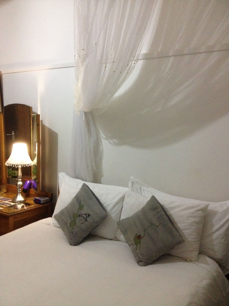 The Nook B&B 13/40