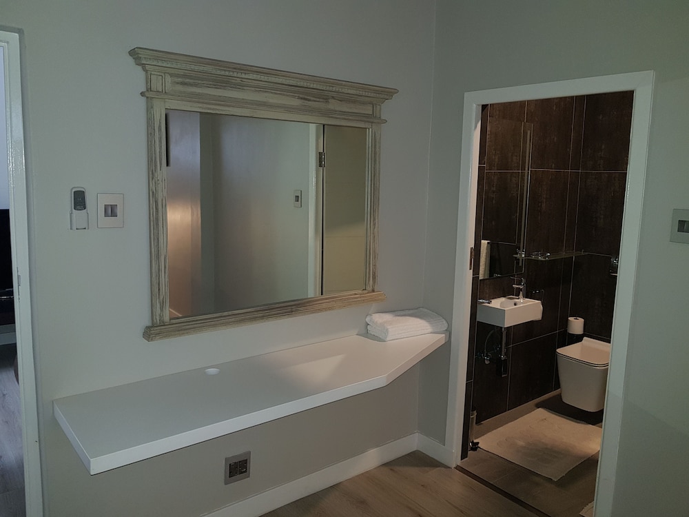 Umhlanga Lodge - Adults Only 40/43