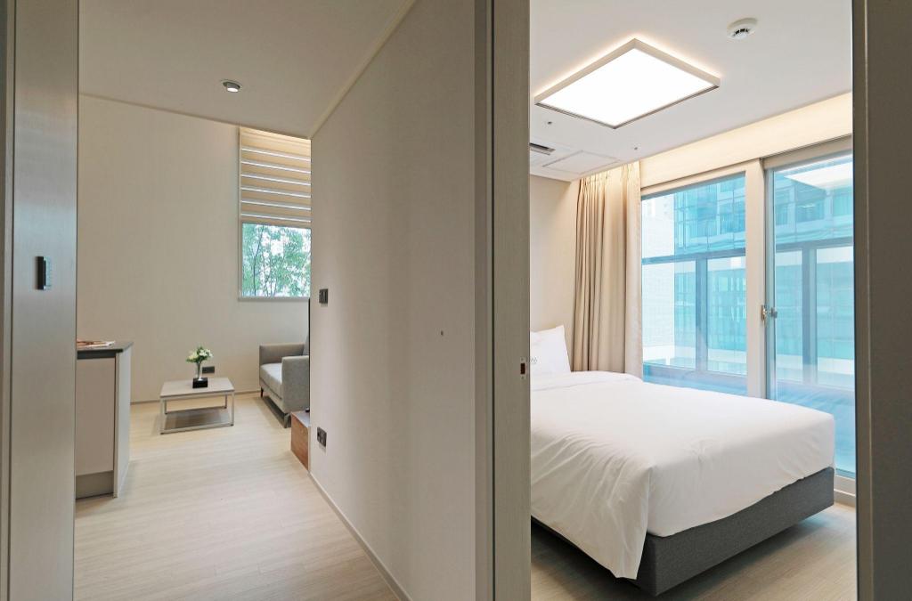غرفة كلوب بسرير كوين مع أريكة، Sota Suite Pyeongtaek Godeok 4/8