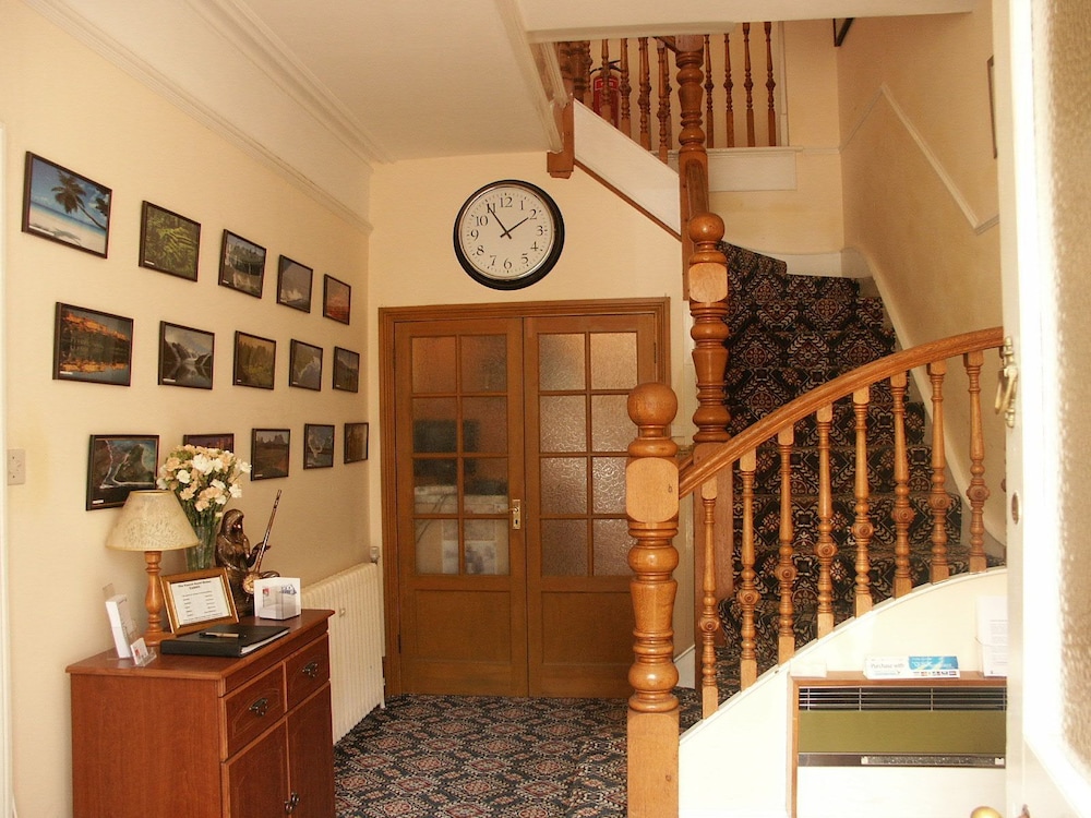 Gatwick Turret Guest House 8/45