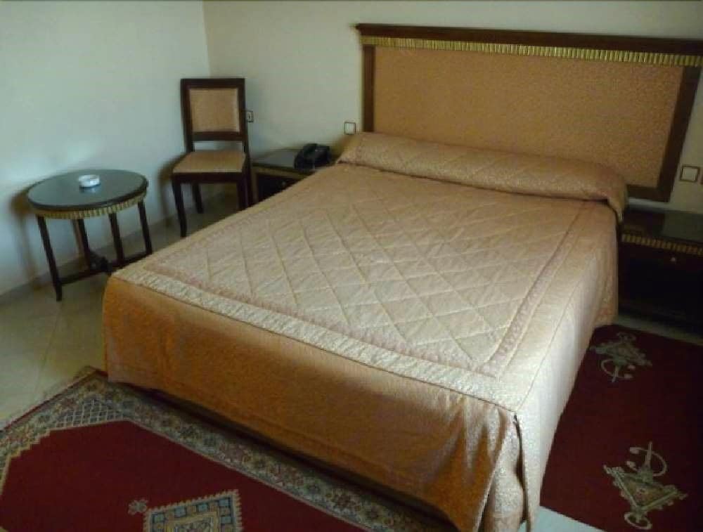 ROOM, DOUBLE BED