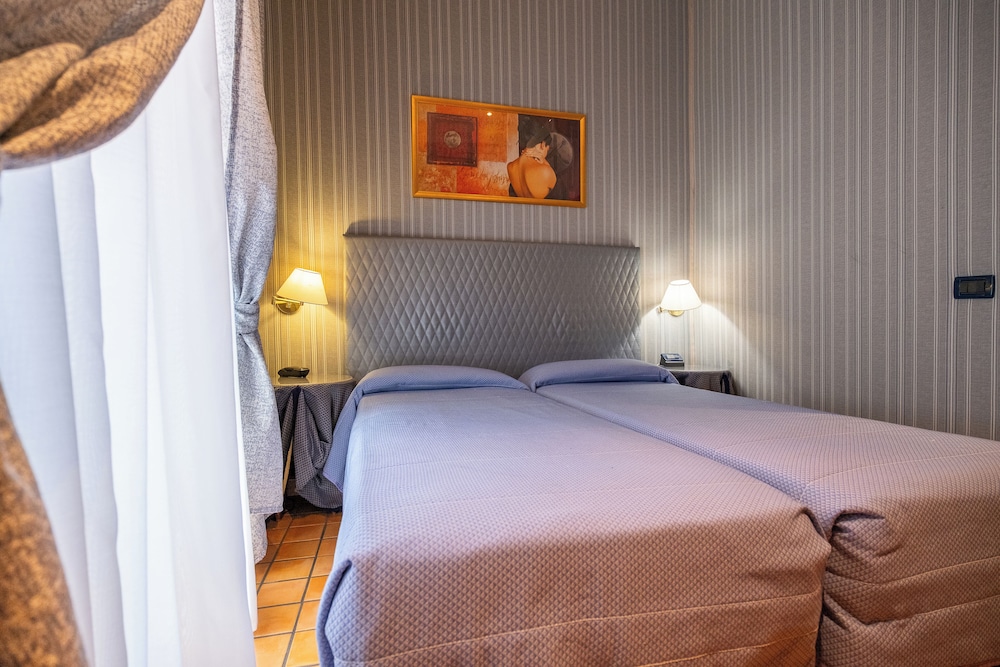 ROOM, TWIN BEDS