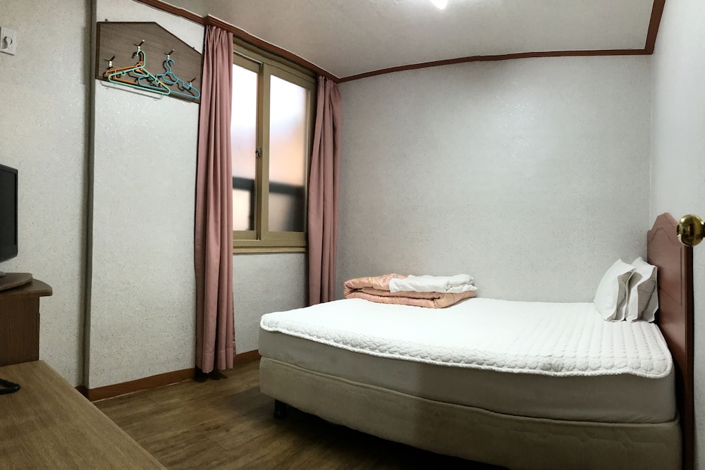 J Motel 23/24