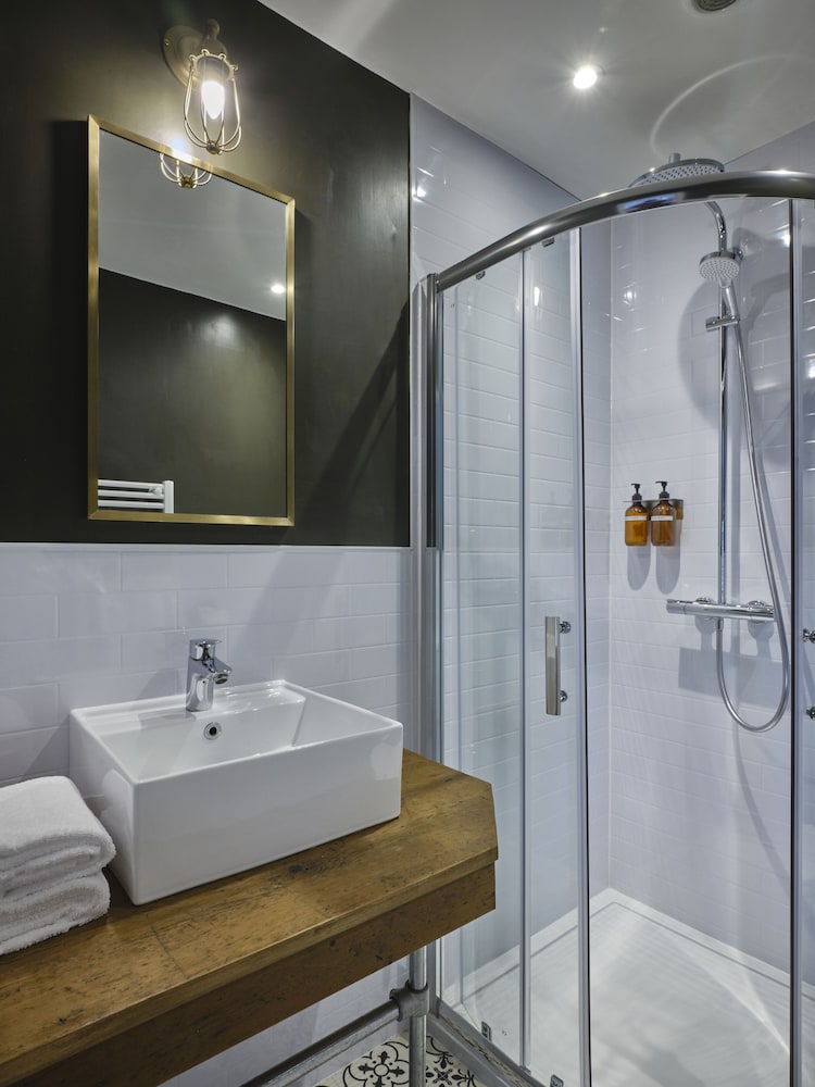 The Bath Hotel 60/61