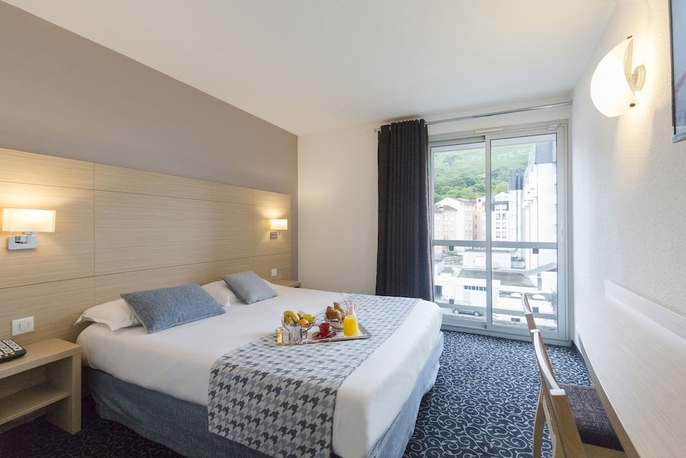 ROOM, DOUBLE BED