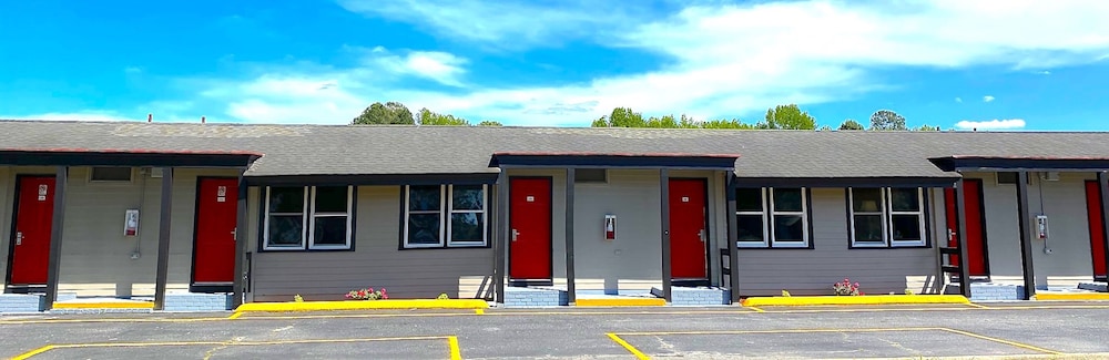 Whistling Pines Motel 3/31
