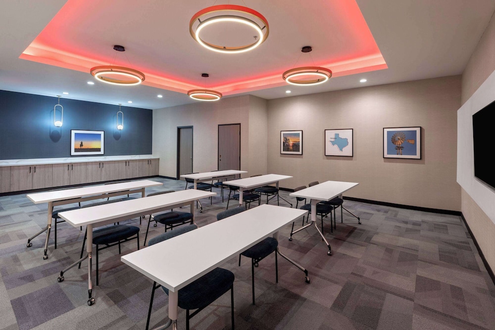 La Quinta Inn & Suites by Wyndham DeSoto 39/44
