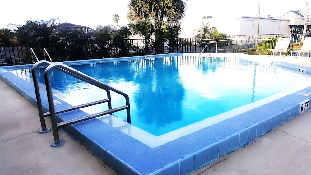Red Roof Inn Kissimmee, FL 19/37