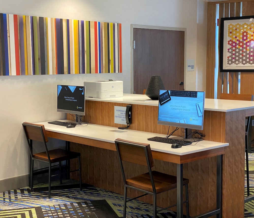 Holiday Inn Express Suites Aurora 62/77