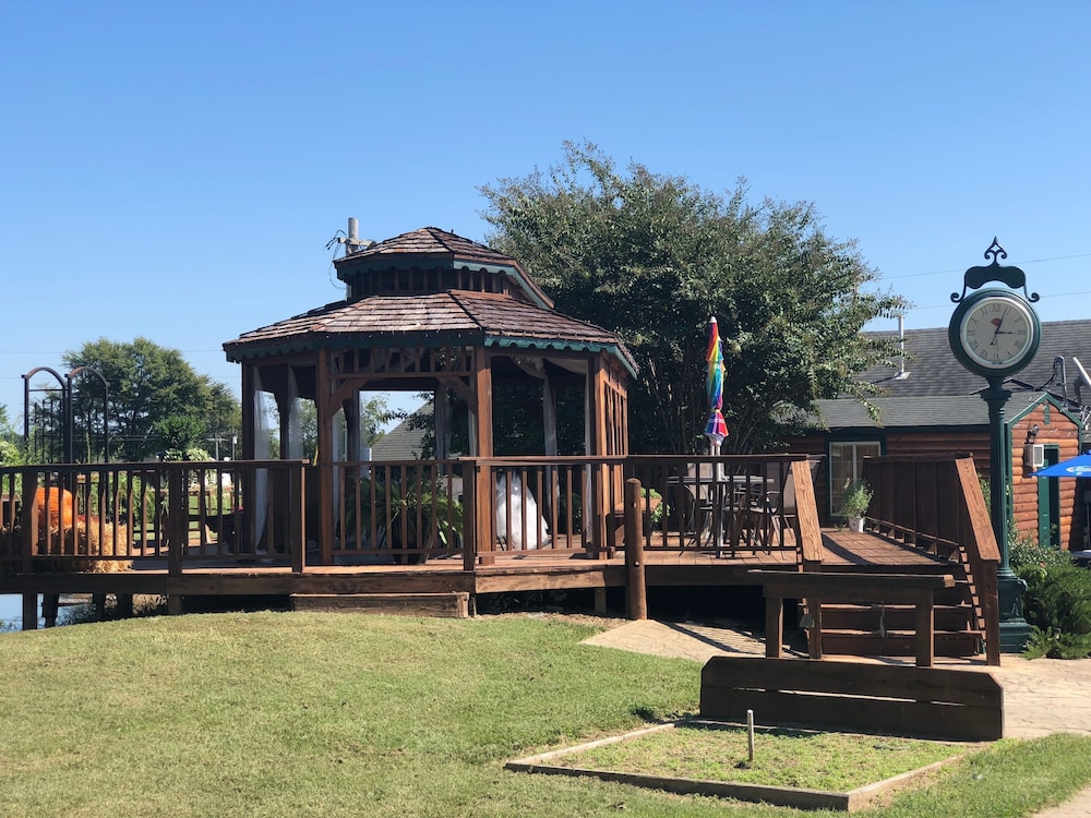Bullwinkles Rustic Lodge 3/28