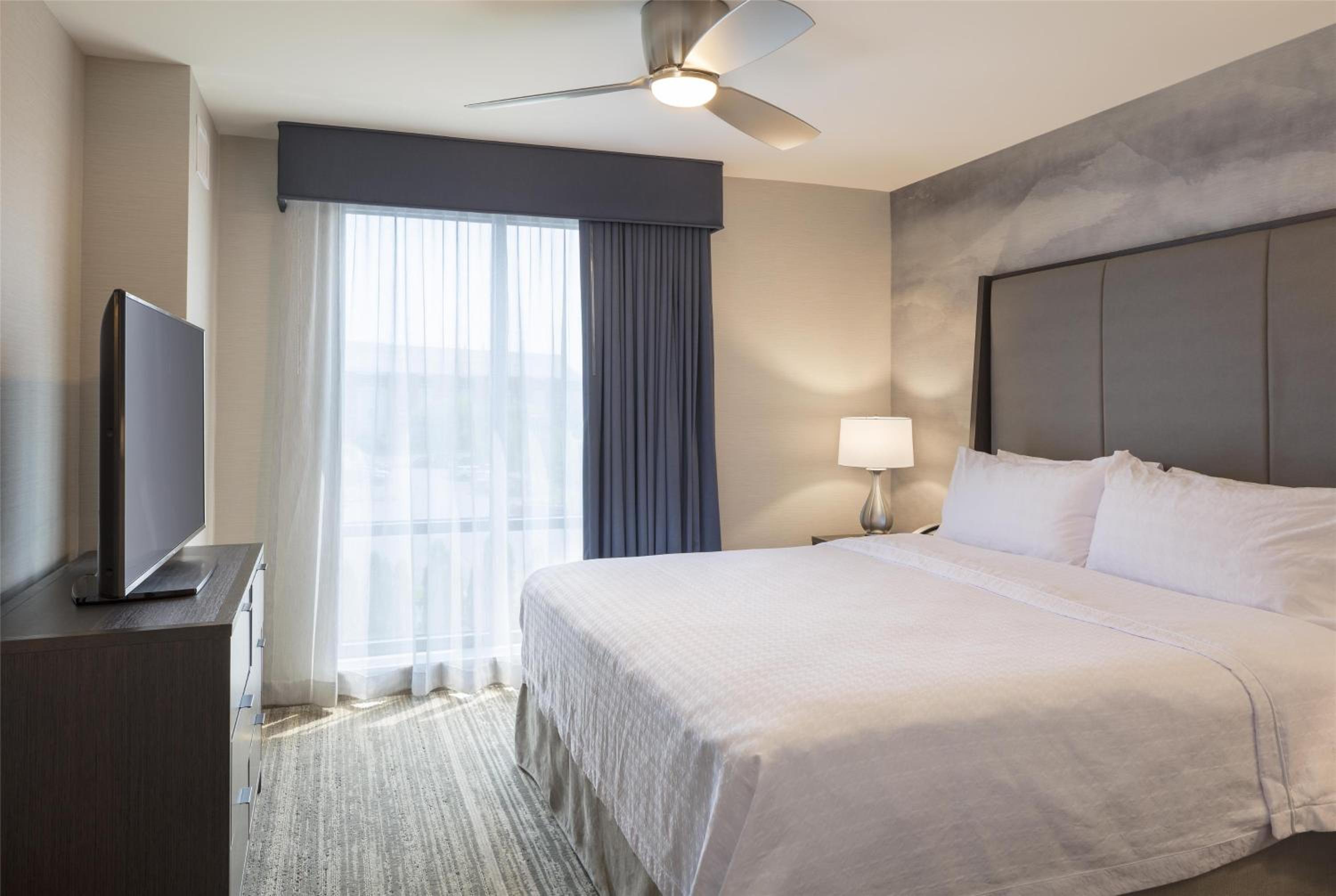 جناح بسرير كينج بغرفة نوم واحدة مع أريكة، Homewood Suites By Hilton Needham Boston 2/3