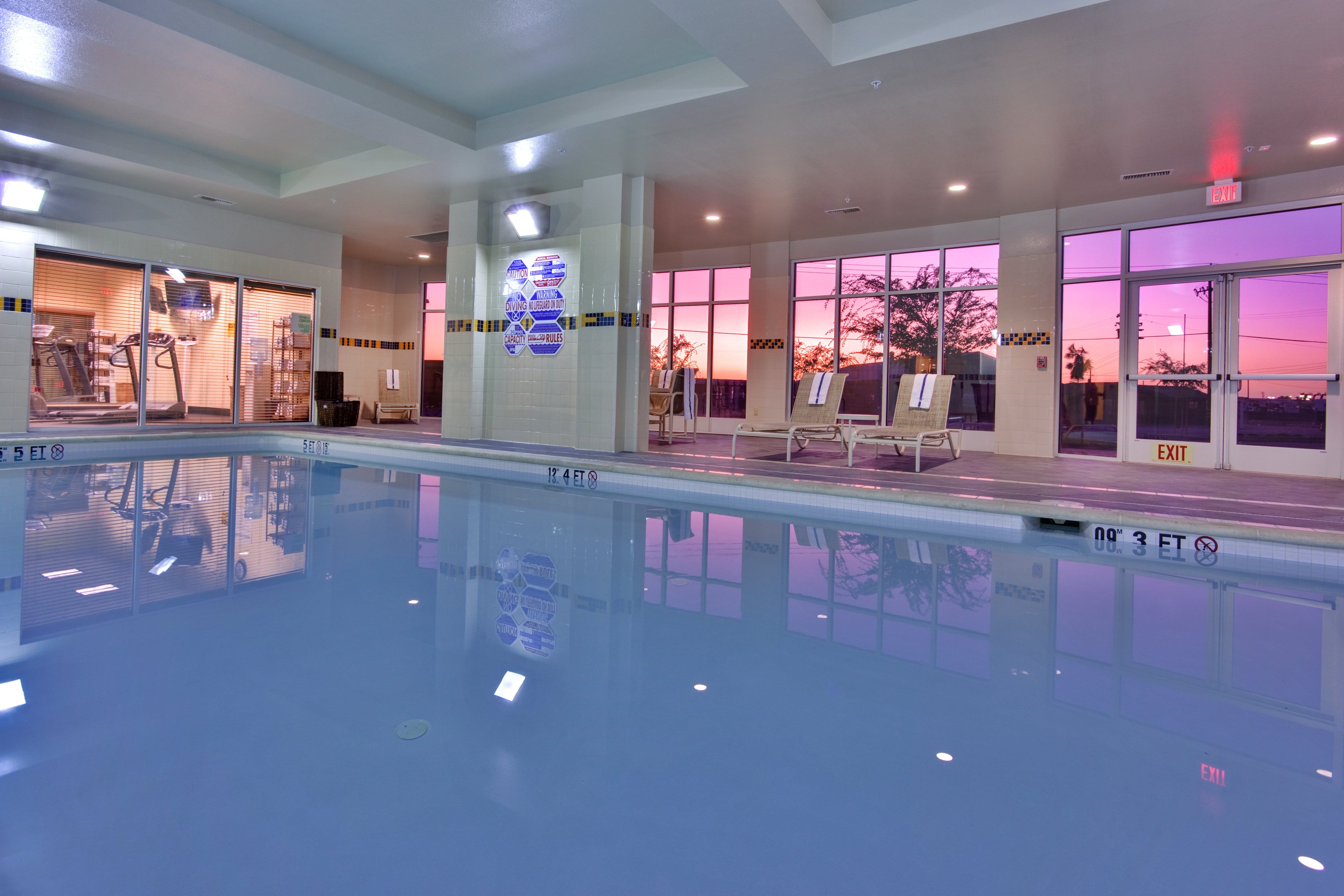 Holiday Inn Hotel Amp Suites Bakersfield North 16/57