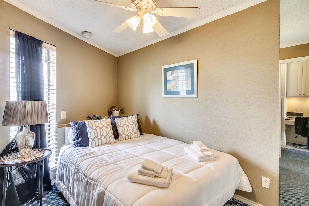 Casa Del Mar Beachfront Suites 41/82