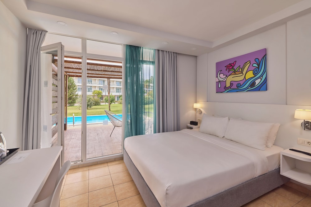 The Long Beach Hotel Montenegro 24/83