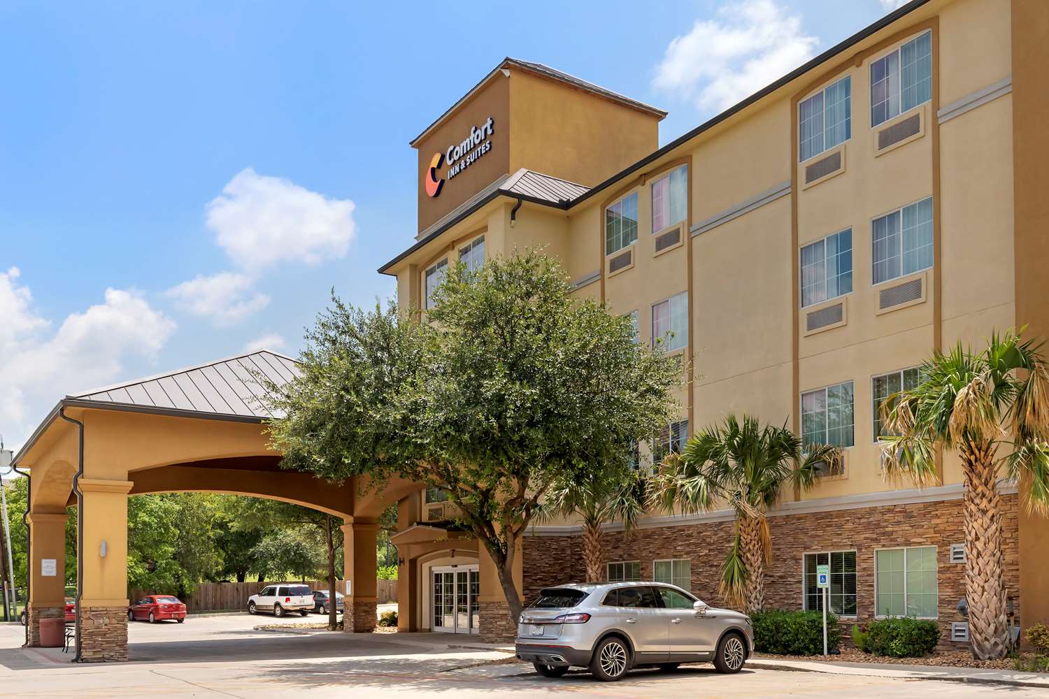 Comfort Inn & Suites Near Six Flags & Medical Center 34/36