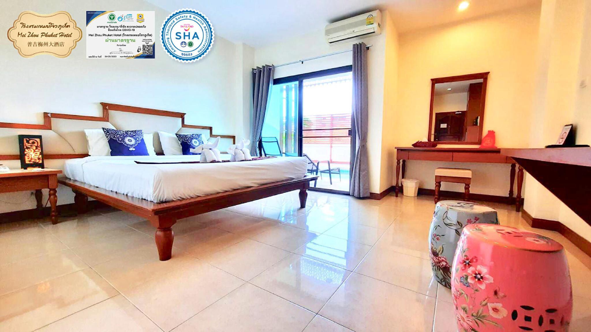 Room, King Bed, Pool Access