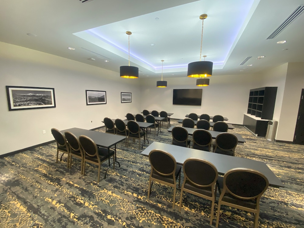 La Quinta Inn & Suites by Wyndham Yucaipa 43/51