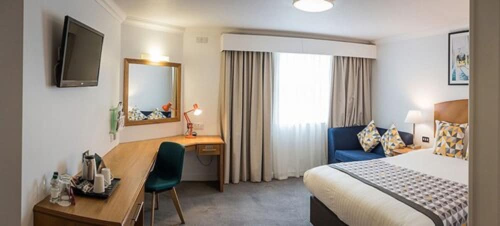 Holiday Inn Manchester West 13/74