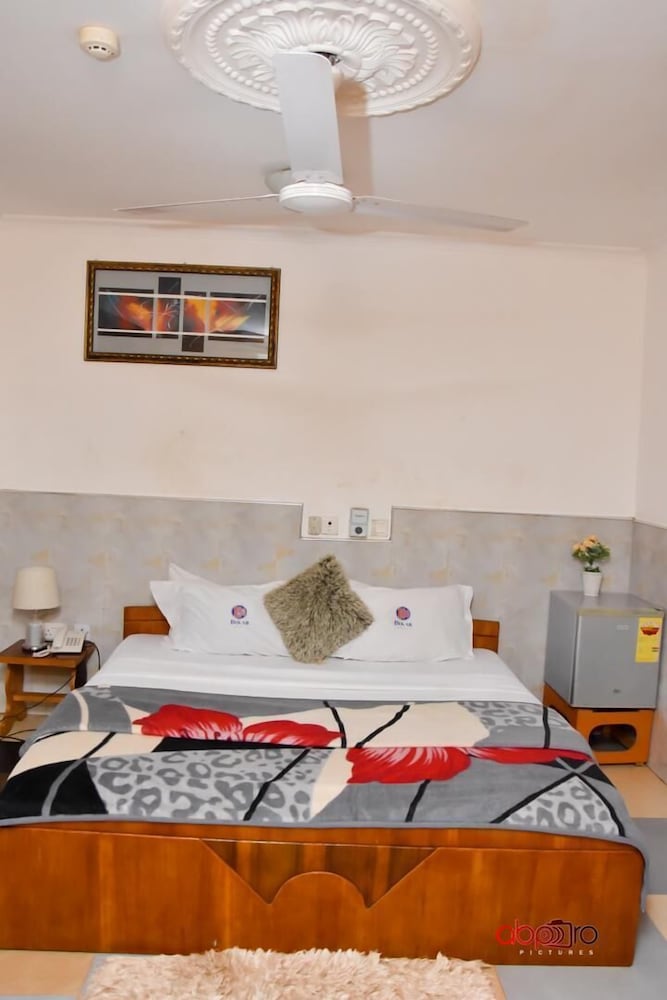 DELUXE, QUEEN BED