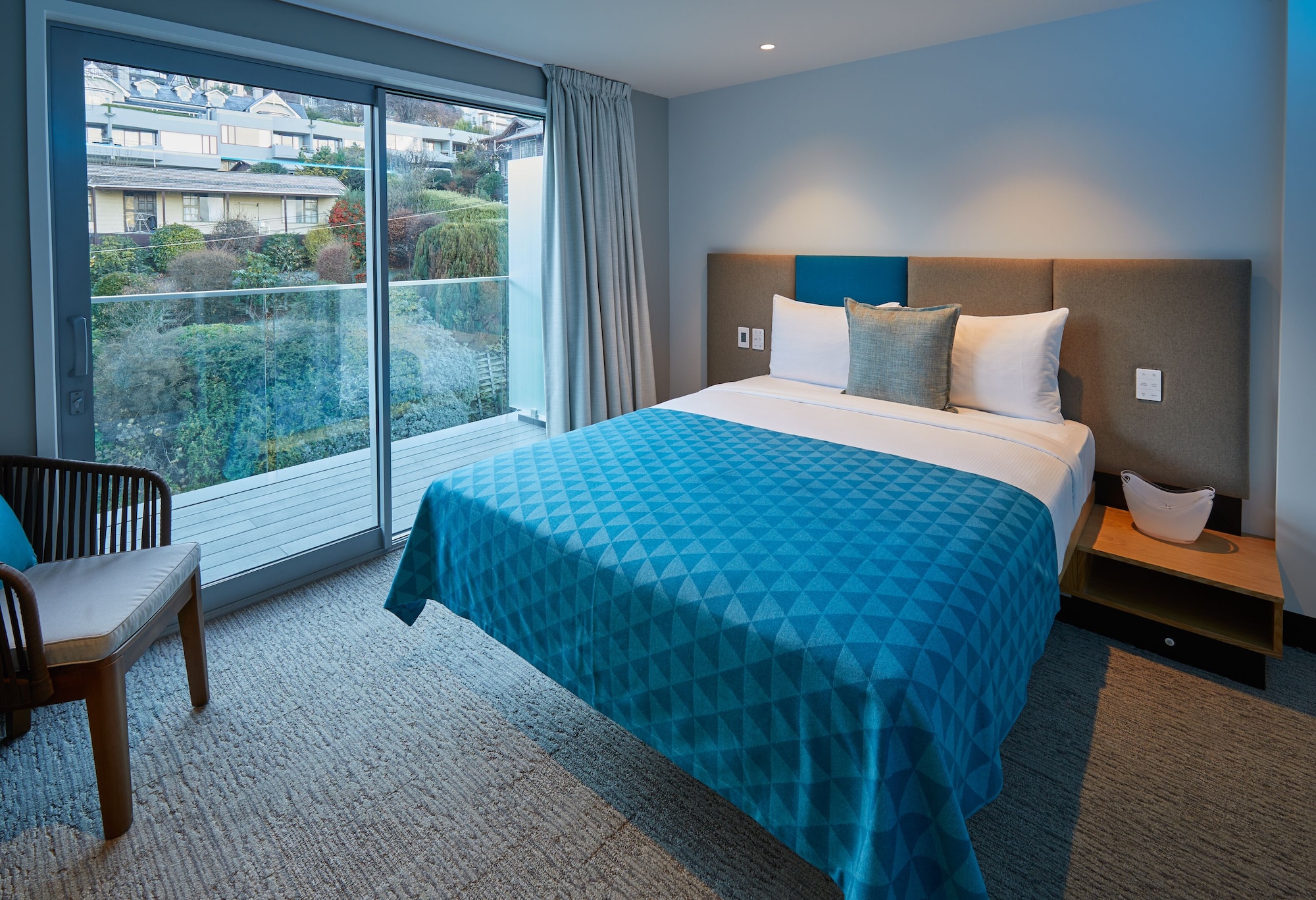 ROOM, QUEEN BED, BALCONY