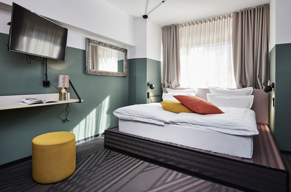 ROOM, DOUBLE BED, SPREE VIEW
