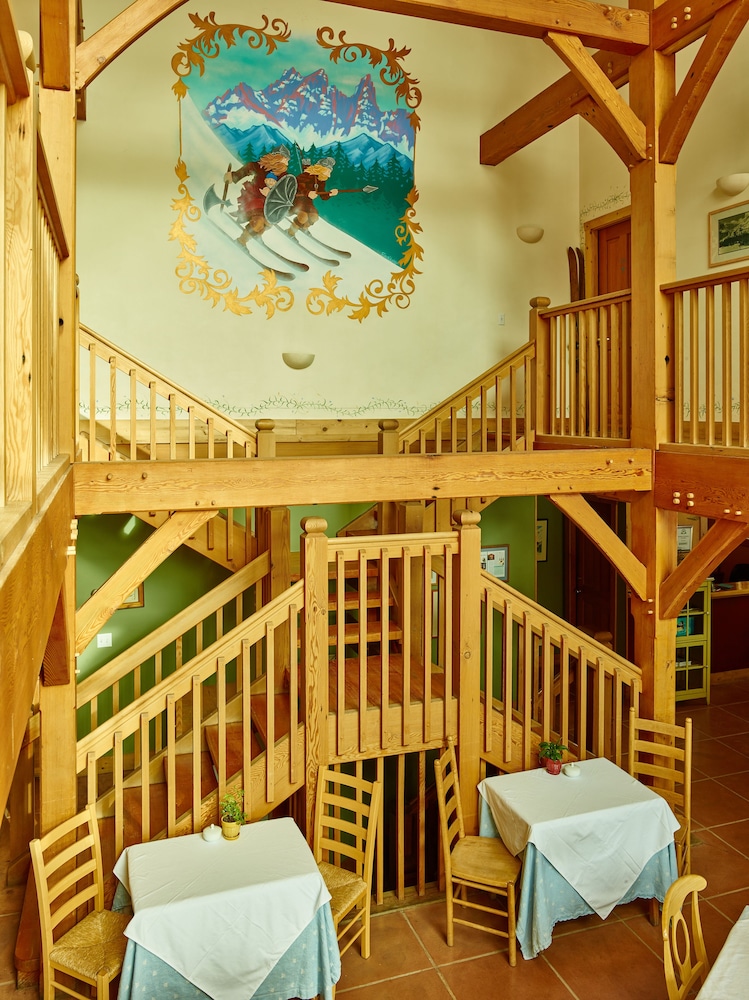 The Alpine House Lodge & Cottages 30/45