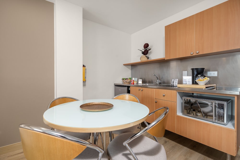 Novelty Suites Hotel 77/77