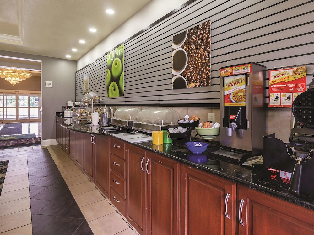 La Quinta Inn & Suites by Wyndham Bowling Green 36/51