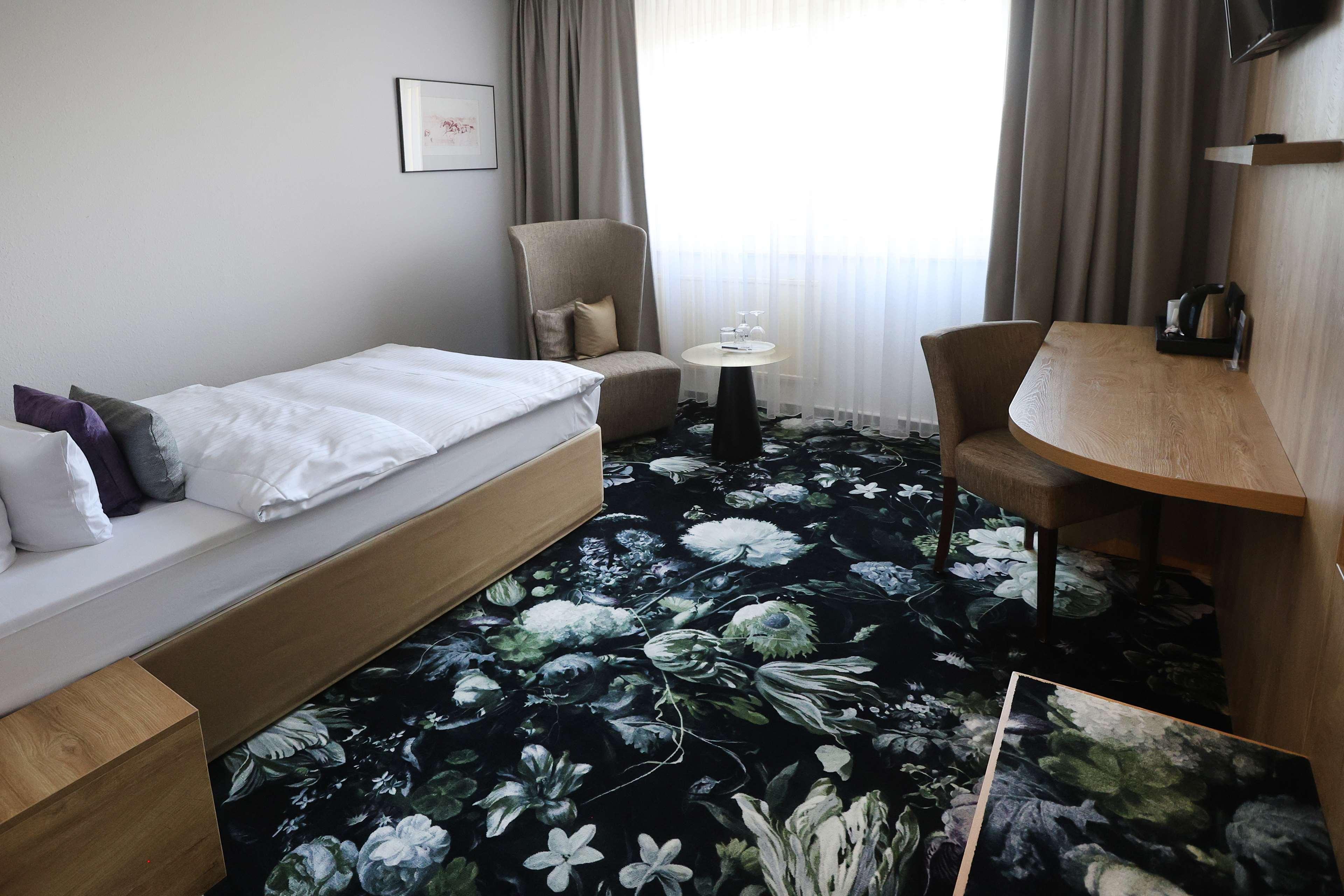 Room, Queen Bed