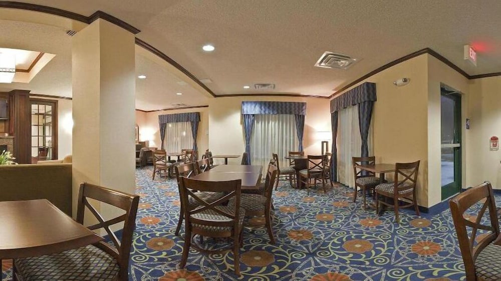 Holiday Inn Express Hotel & Suites Detroit-Novi 53/69