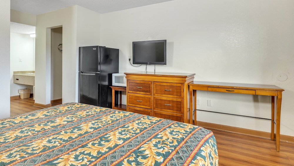 Studios And Suites 4 Less Emporia 24/50