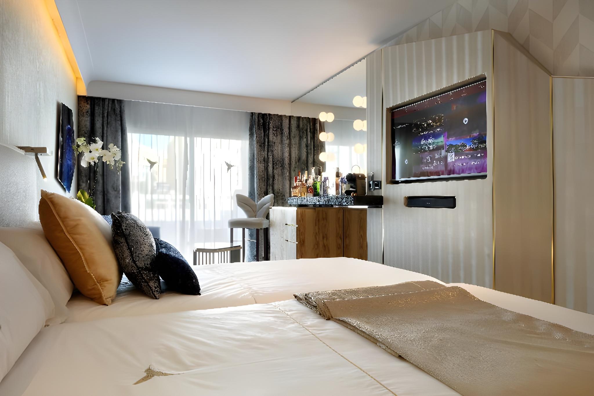 Superior, Single, Double Bed, Party View