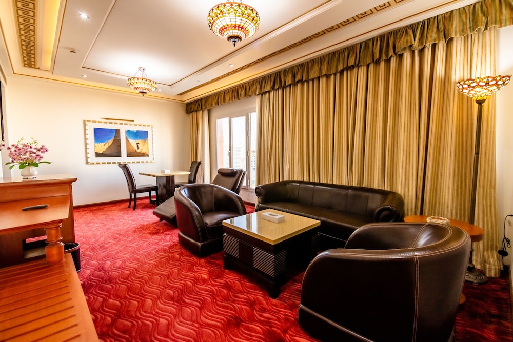 The Platinum Hotel 44/64