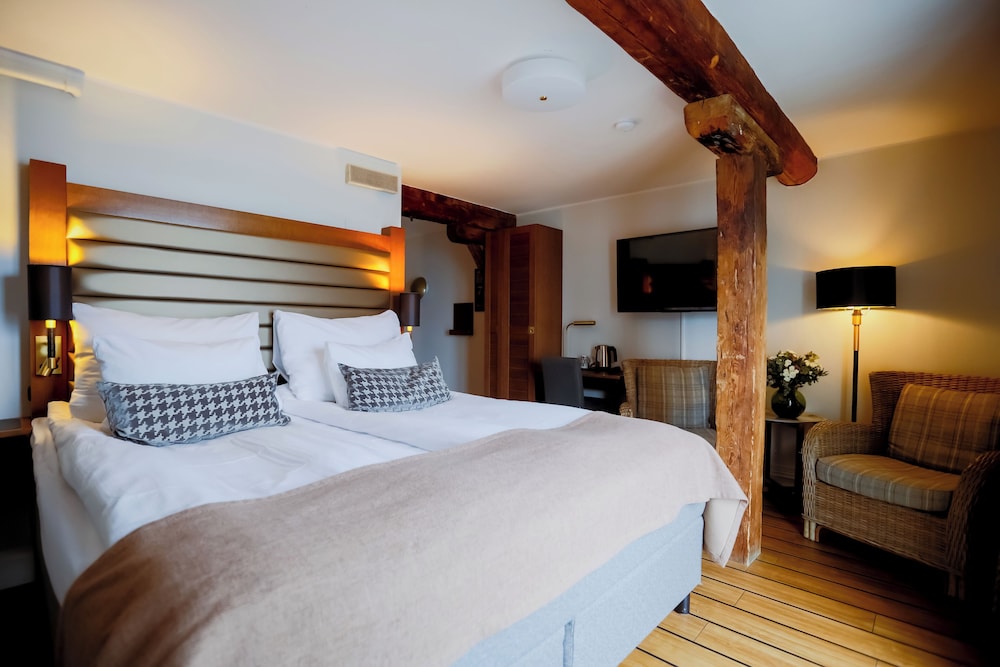 Standard, Twin Beds, No Window