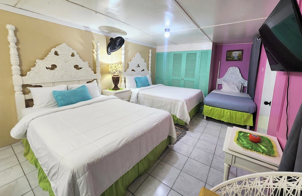 Family, 1 Single and 2 Queen Beds, Pool Access، Pinkhibiscus Guest House 9/10