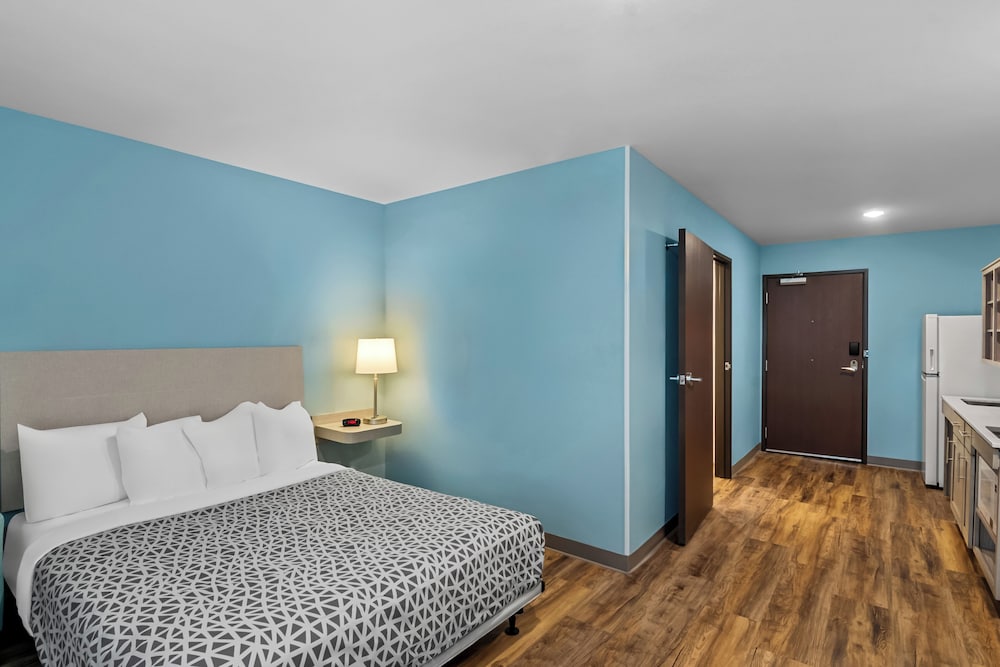 Suite, King Bed, Accessible