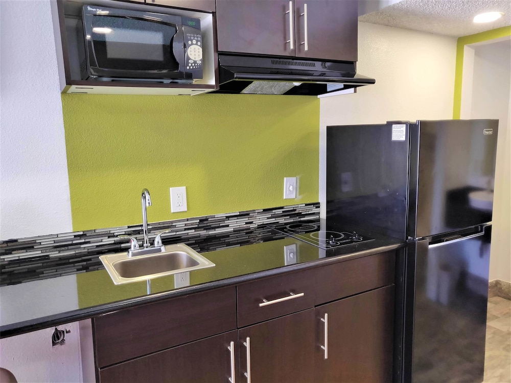 Studio6 Fresno, CA - Extended Stay 26/37