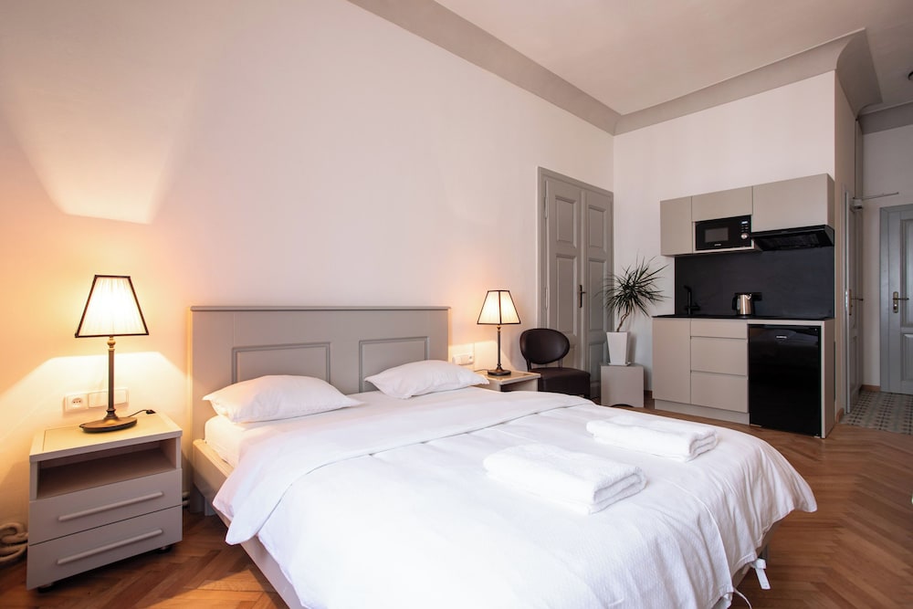 ROOM, DOUBLE BED