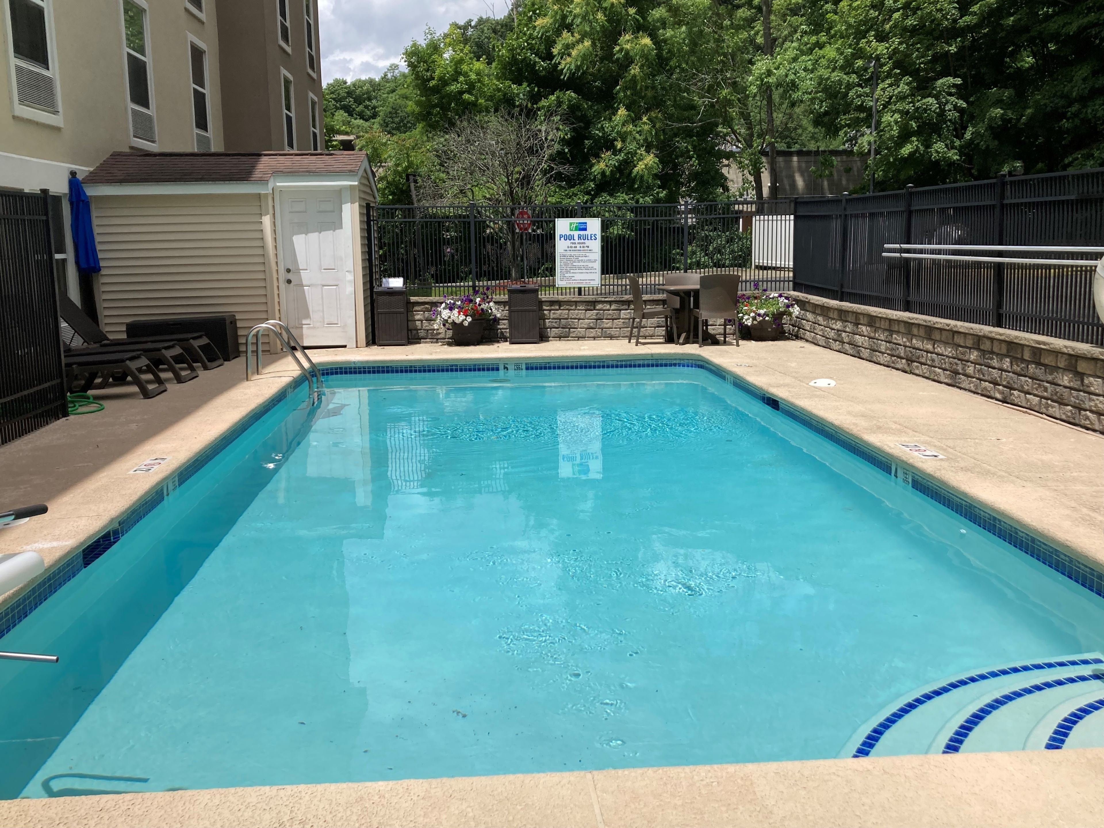 Holiday Inn Express Hotel Suites Danbury I 84 29/43