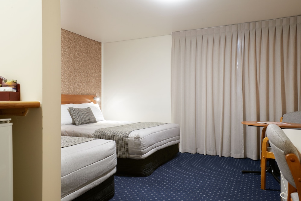 Ventura Inn Suites Hamilton 8/25