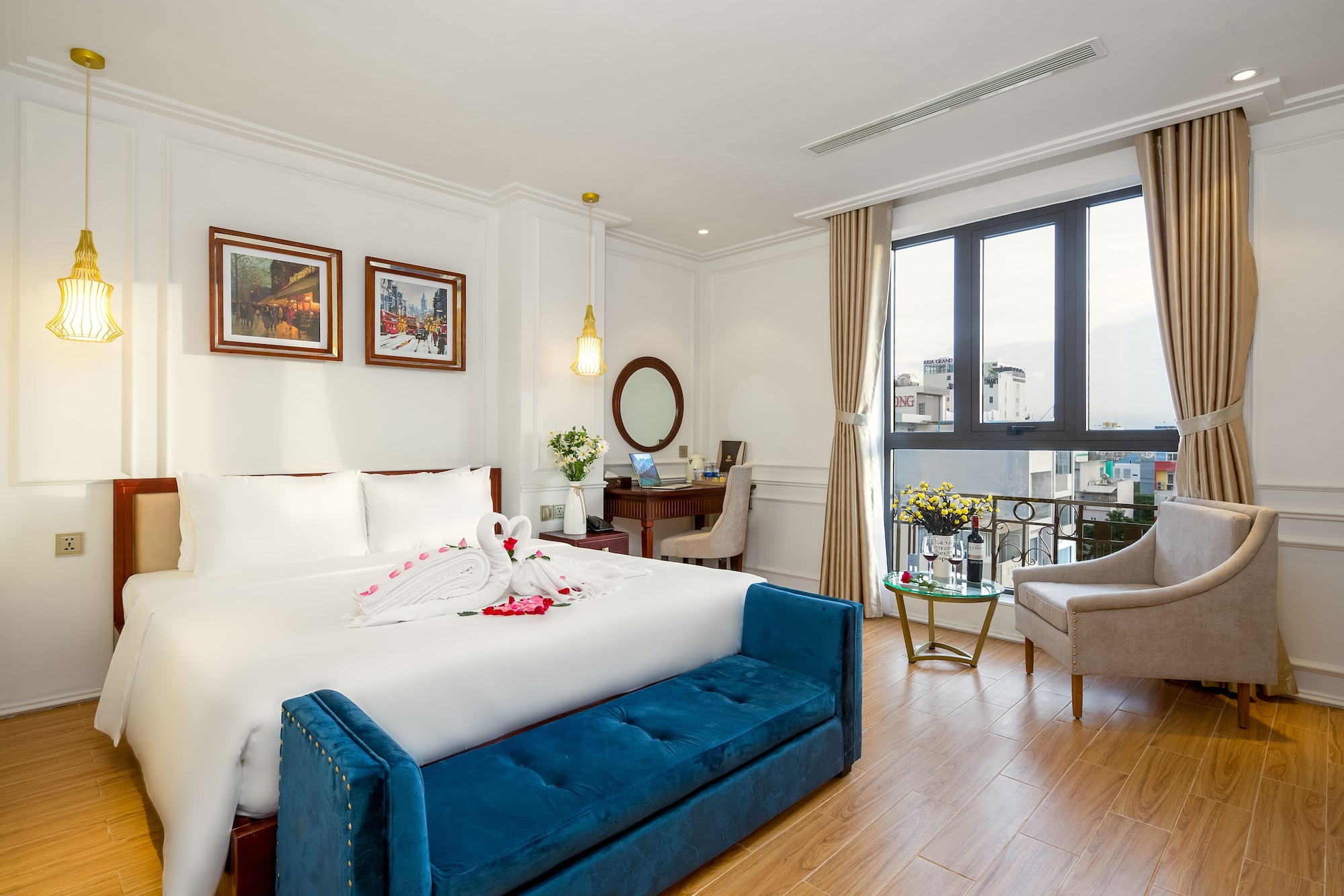 DELUXE, KING BED, CITY VIEW