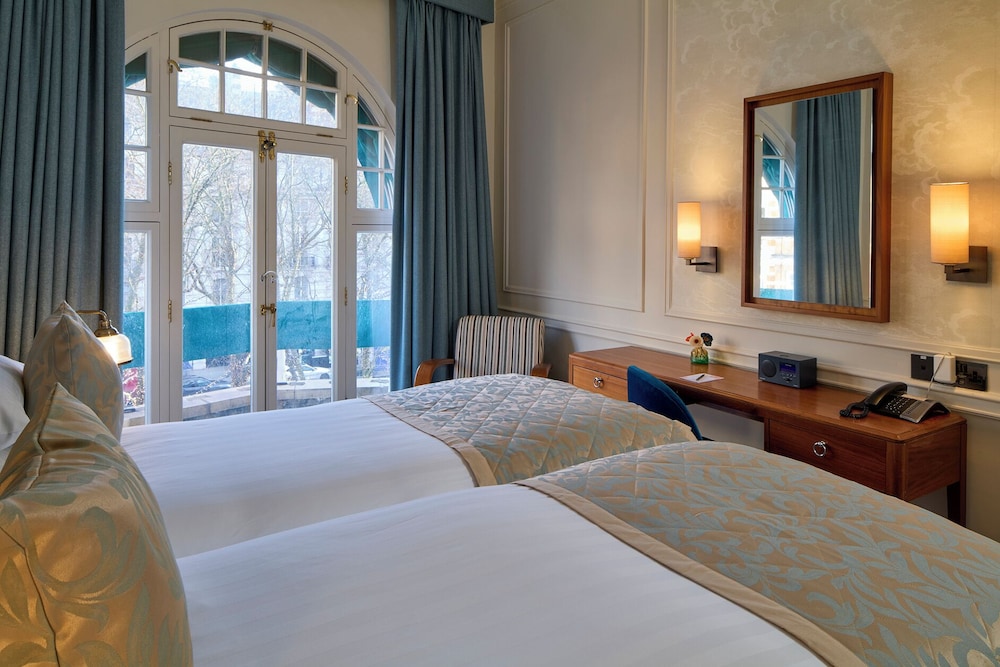 ROOM, TWIN BEDS