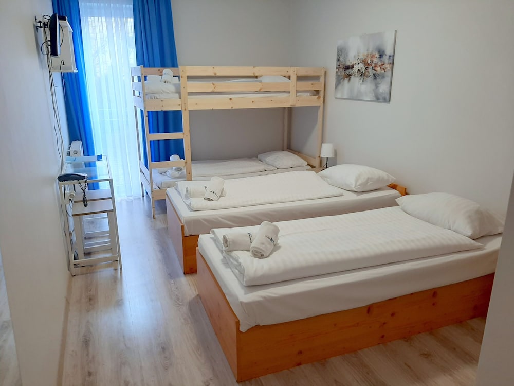 FAMILY, QUADRUPLE, MULTIPLE BEDS