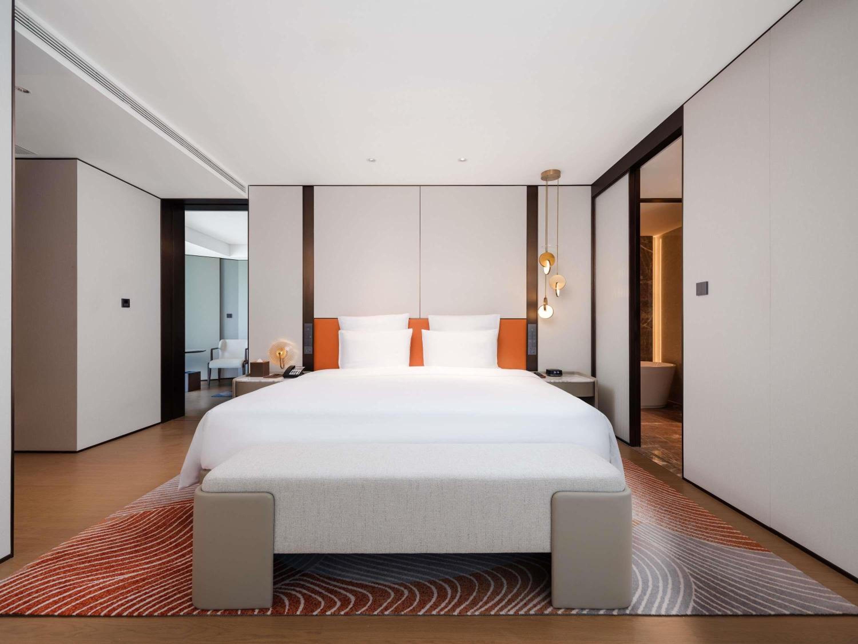 DELUXE, SUITE, KING BED