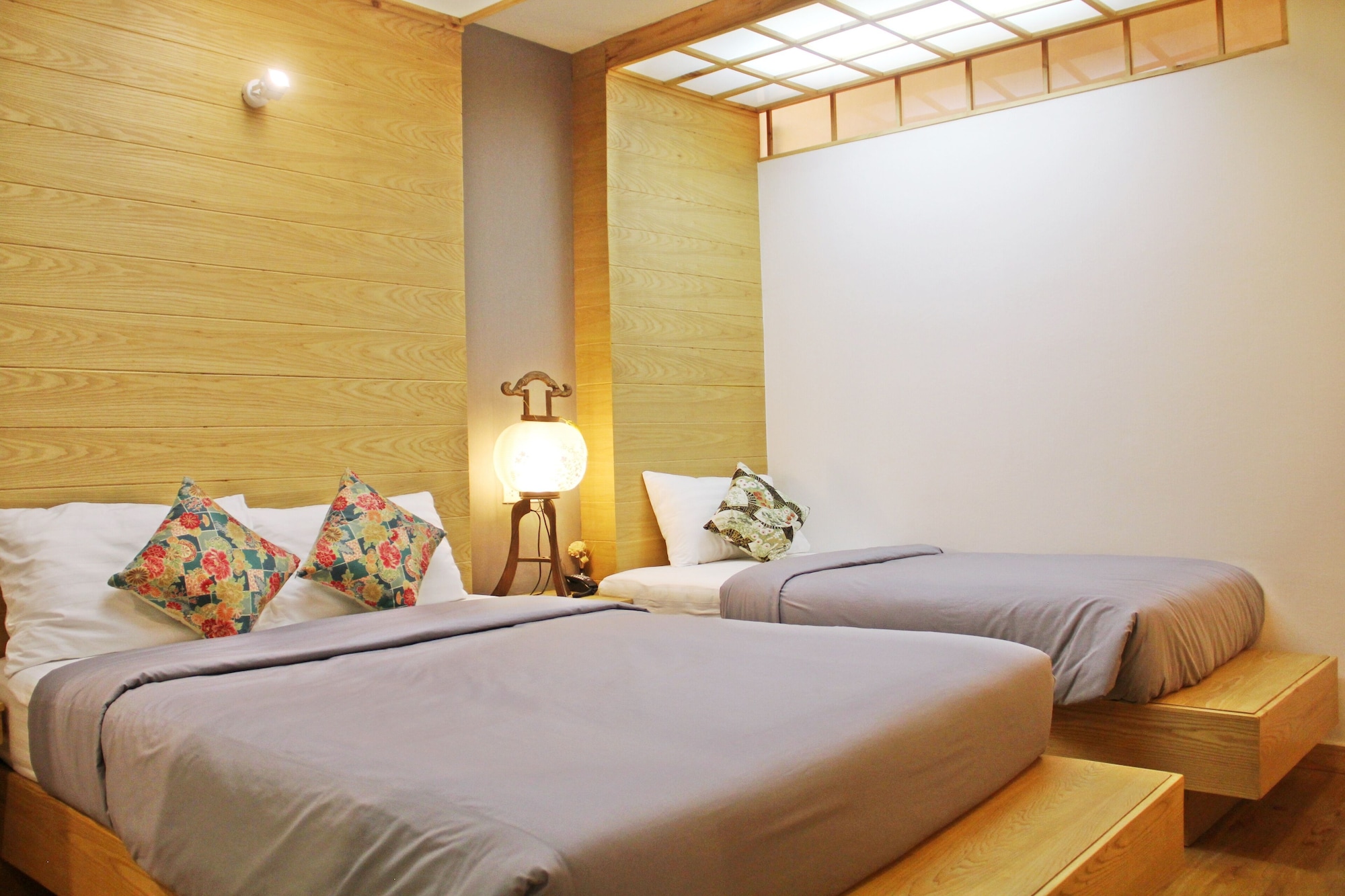 SUPERIOR, QUEEN BED